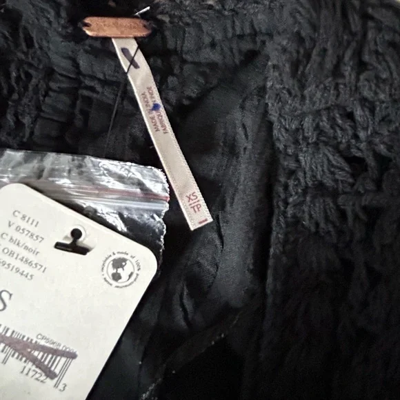 NWT Free People Size XS Megan Crochet top
Black. Open back Puffed sleeves - Picture 10 of 14